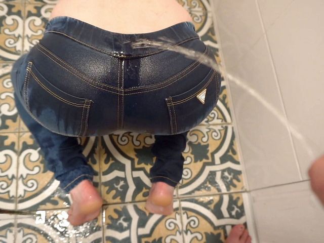 Wetting my jeans and give him my booty for pee on me (Aqua Pola)