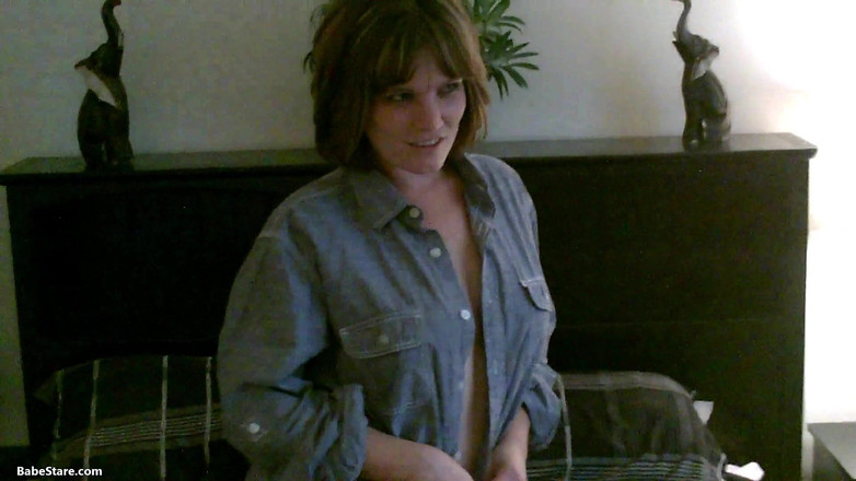 Babe Stare: Dimmig i en pikétröja håller på att bli naken