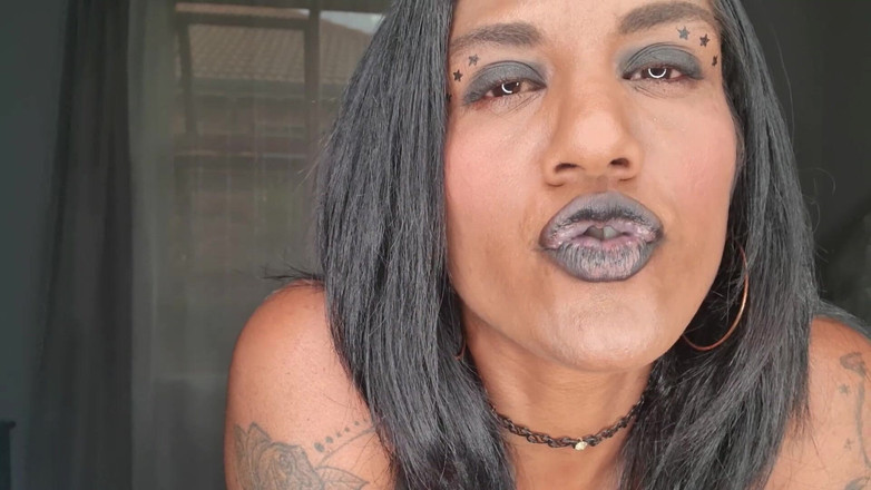 domslutfucker: Дезі повія брудно розмовляє під час гри, показуючи язик і м'які губи