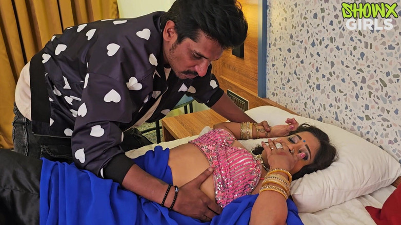 Indian Savita Bhabhi: Vergüenza menos padosan necesita sexo noche completa en la cama...