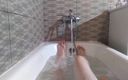 Ginna Gg: Flaccida cespuglio fa un bagno e ammira le gambe pelose...
