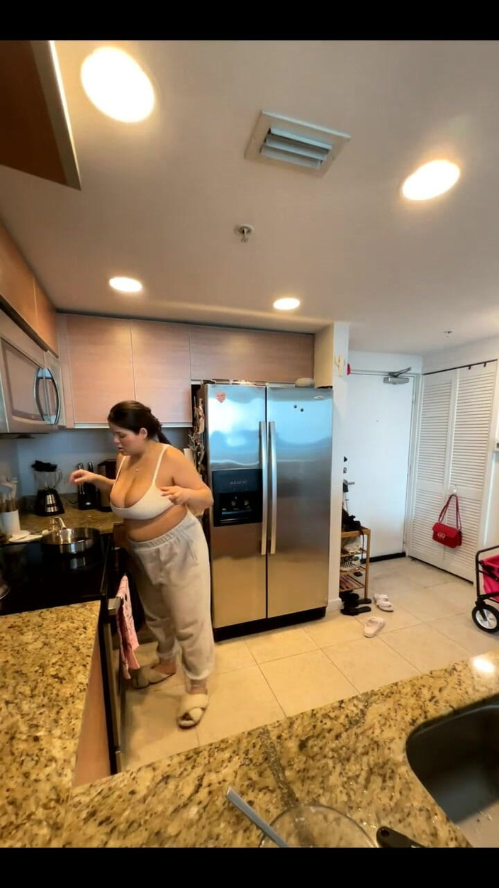 Dani Valentina: Привіт, крихітко!