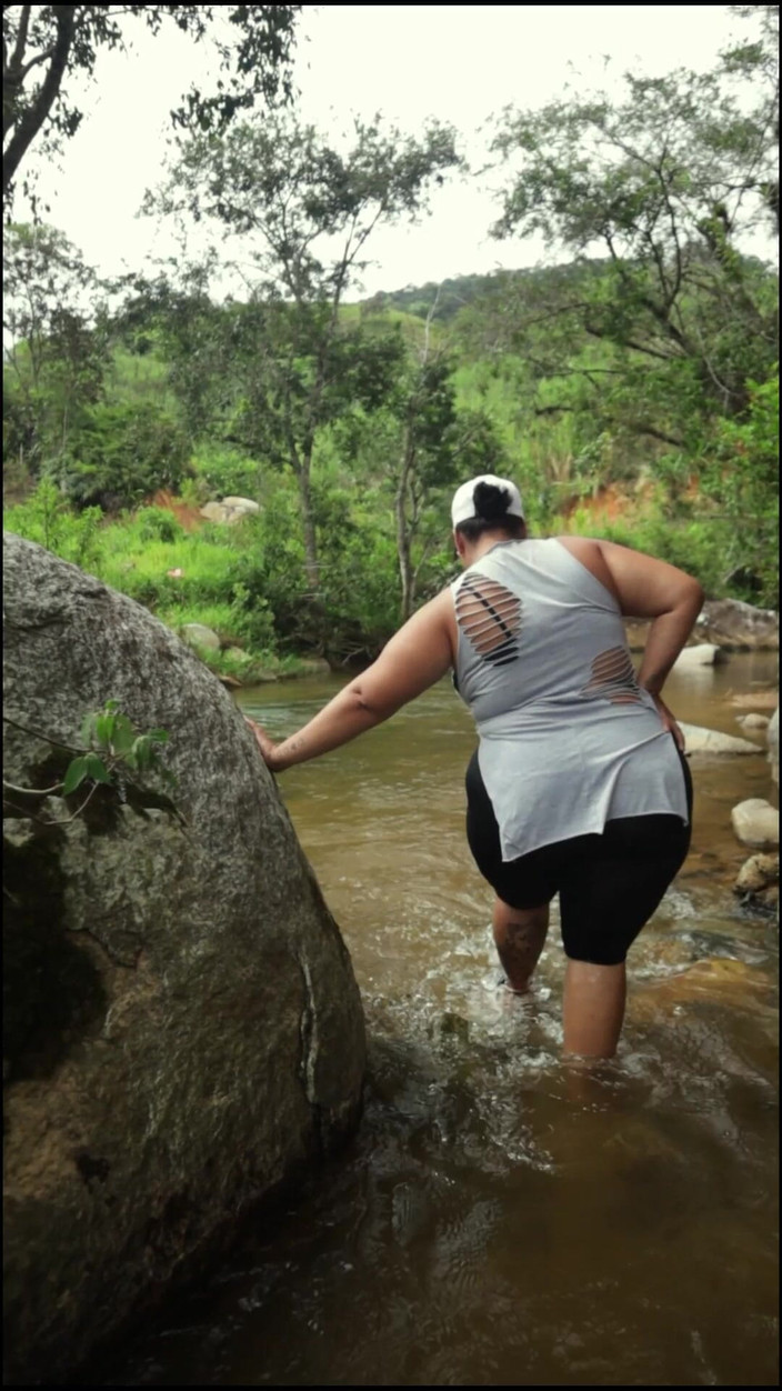 Lexly_16: Op zoek naar waar te neuken in de rivier