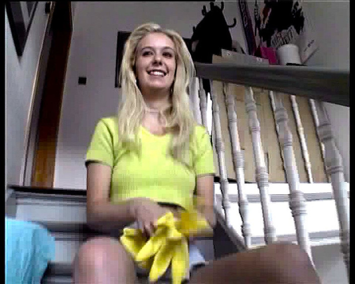 Xxxlover: 漂亮的德国家庭主妇一个接一个地干两个陌生人，90年代的复古