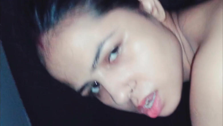 Hot Sis: Latika tüm pozisyonlarda üvey erkek kardeşini ve üvey kız kardeşini sikiyor