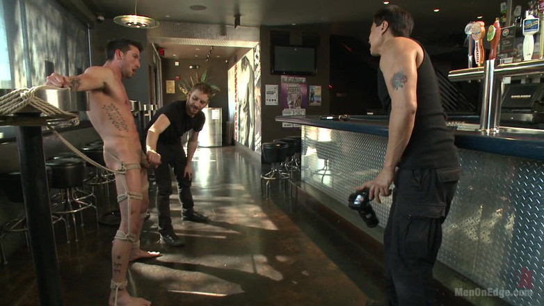 Men on Edge: Yırtık düz barmen