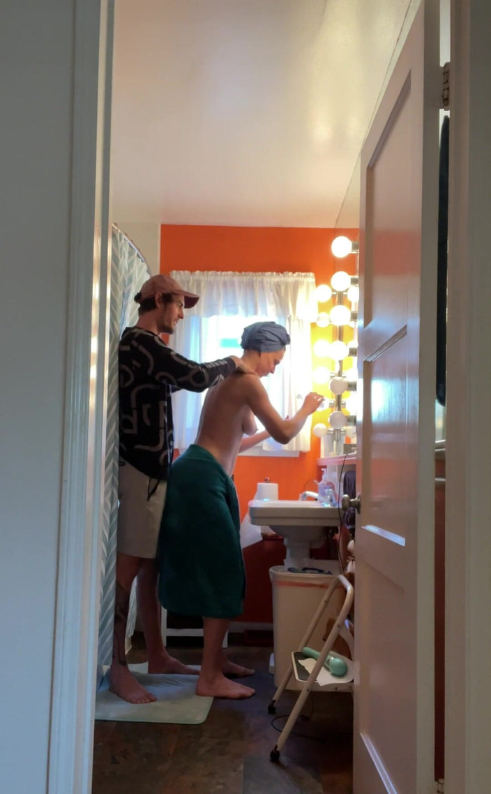 VibeWithMommy: Он такой терпеливый паренек ждет, пока я закончим, готовлюсь.