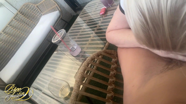 Brees Lair: Seorang lelaki kolej muda dan cergas dengan besar berat menggunakan...