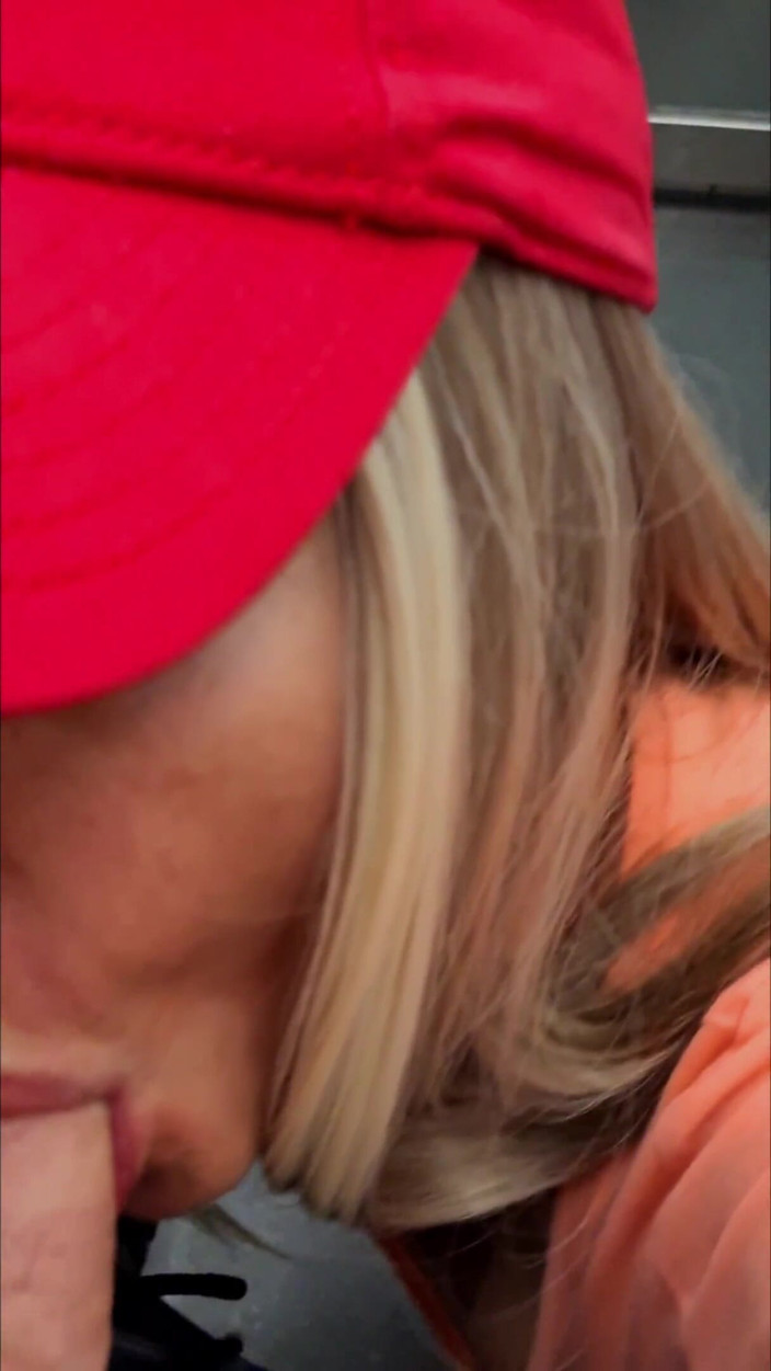 DedeDeville: Ma superbe voisine dans l’ascenseur Dada Deville