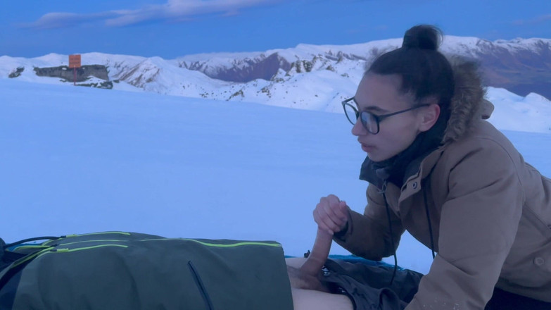 Whoopsy Kiwi: 口の中に精液を注入する夕日の下でのフェラチオ