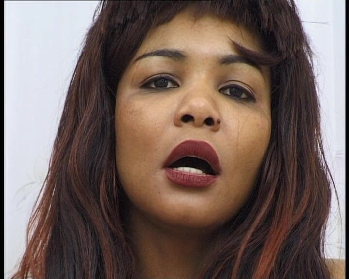 YOUR FIRST PORN: Jenny, exotique, s’amuse à double pénétration