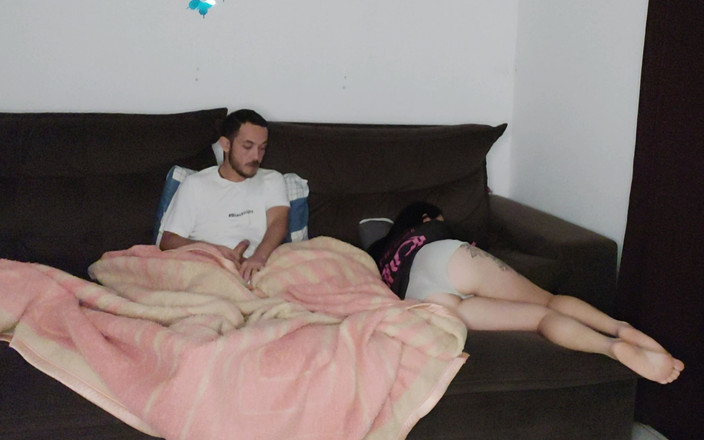 Kasallpimenta: 热辣继母在丈夫旅行时与继子分享沙发