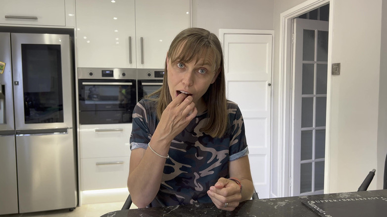 Wamgirlx: Verleidelijk een sinaasappel eten