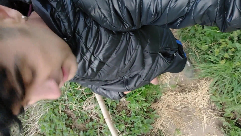 Idmir Sugary: 2 razy spacery z kutasem z dżinsów w pobliżu rzeki...