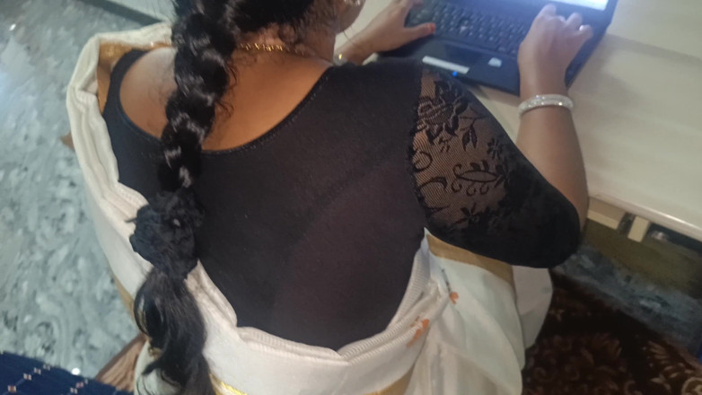 Inba: Donna sposata in ufficio romanticismo con Malayala Saree