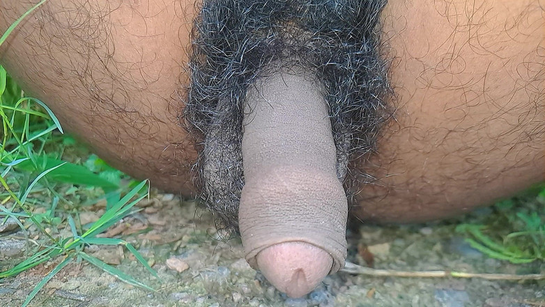 Desi_Porn_India: Desi gay sexy pisse dans la jungle en solo.