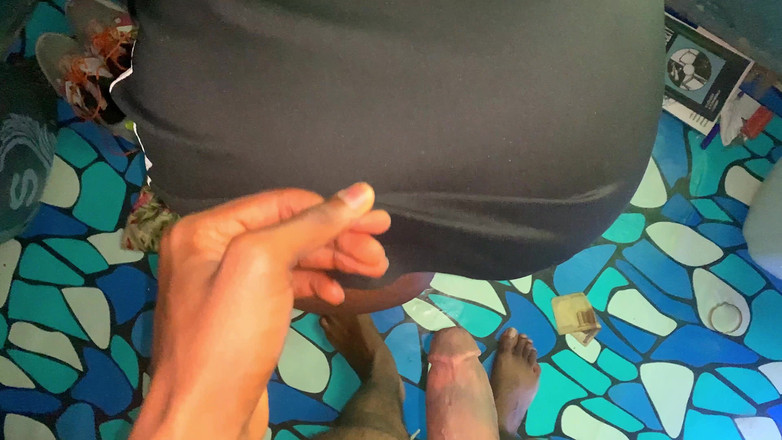 Fuseporn: Stiefmoeder spuit op de enorme lul van stiefzoon