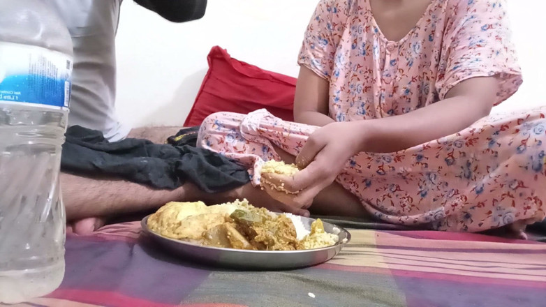 Bangla Academy: 美しいSexy_tomaバービが義理の義兄に激しくセックスされる。本物のデシ女の子が夫を裏切り、食べ物を食べて性的なVを描く
