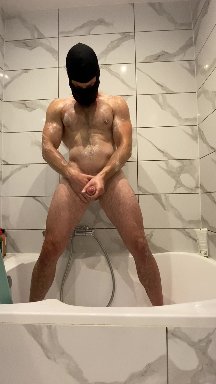 1TeddyBear1: Cowok ini lagi asik ngocok kontolnya di busa