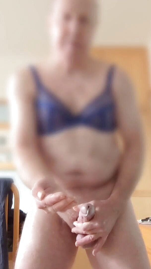 Bellhead: Une minute de plaisir en soutien-gorge