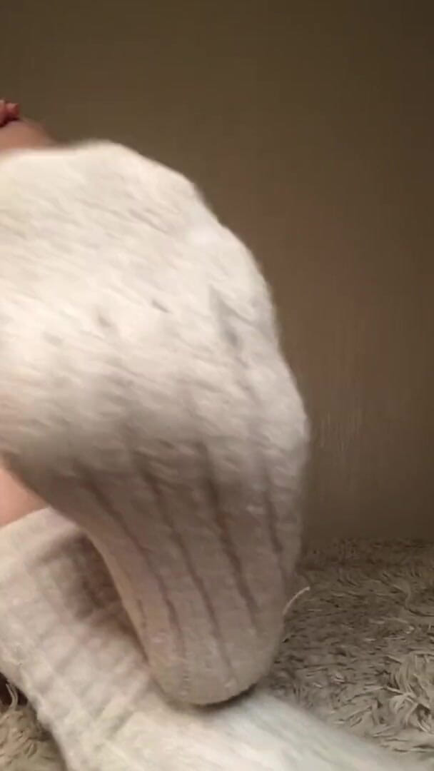 Milky_Pussy: Caressing my feet