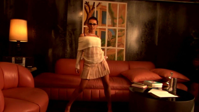 DARVASEX: Girls Catchers Scéna 1 krásná štíhlá brunetka s malými kozami masturbuje sama