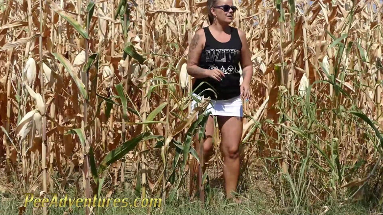 Pee Adventures: Pee in a corn field