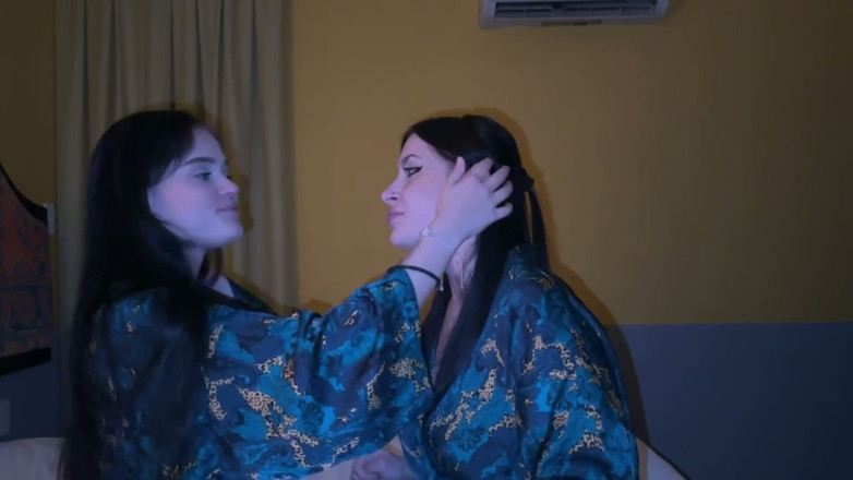 LuchCrush: 两个性感女同性恋者的亲吻和高潮的热辣合集