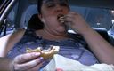 BBW Pleasures: Culona comiendo en coche en primer plano