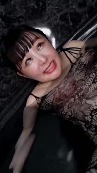 Una bellezza sposata in calze a rete squirta sotto la doccia, poi ha continuato a venire attraverso il sesso bollente in bagno