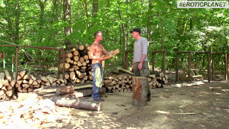German Porn: Alemana milf - trío al aire libre