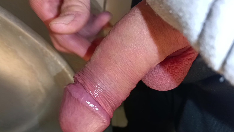 Rockardglans: 小便器での2つの負荷が屋外での巨根のオナニーと絶頂をクローズアップします