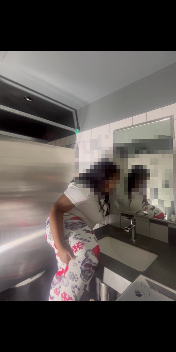 Anye Meshell: ¿Qué harías si me encuentras bajo tu árbol de navidad?