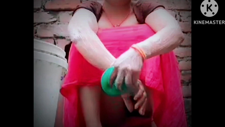 TricolorMusic3: Het vacker sexig flicka som badar sina heta bröst med...