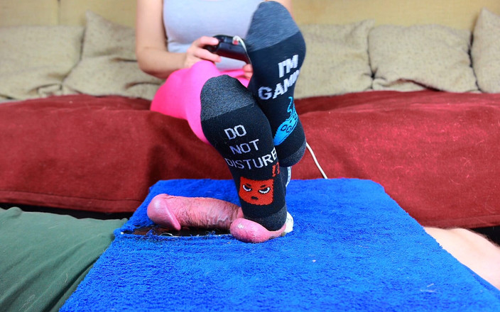 JoZi: Cockbox CBT and Ballbusting While I'm Gaming, Amateur Femdom Jozi...