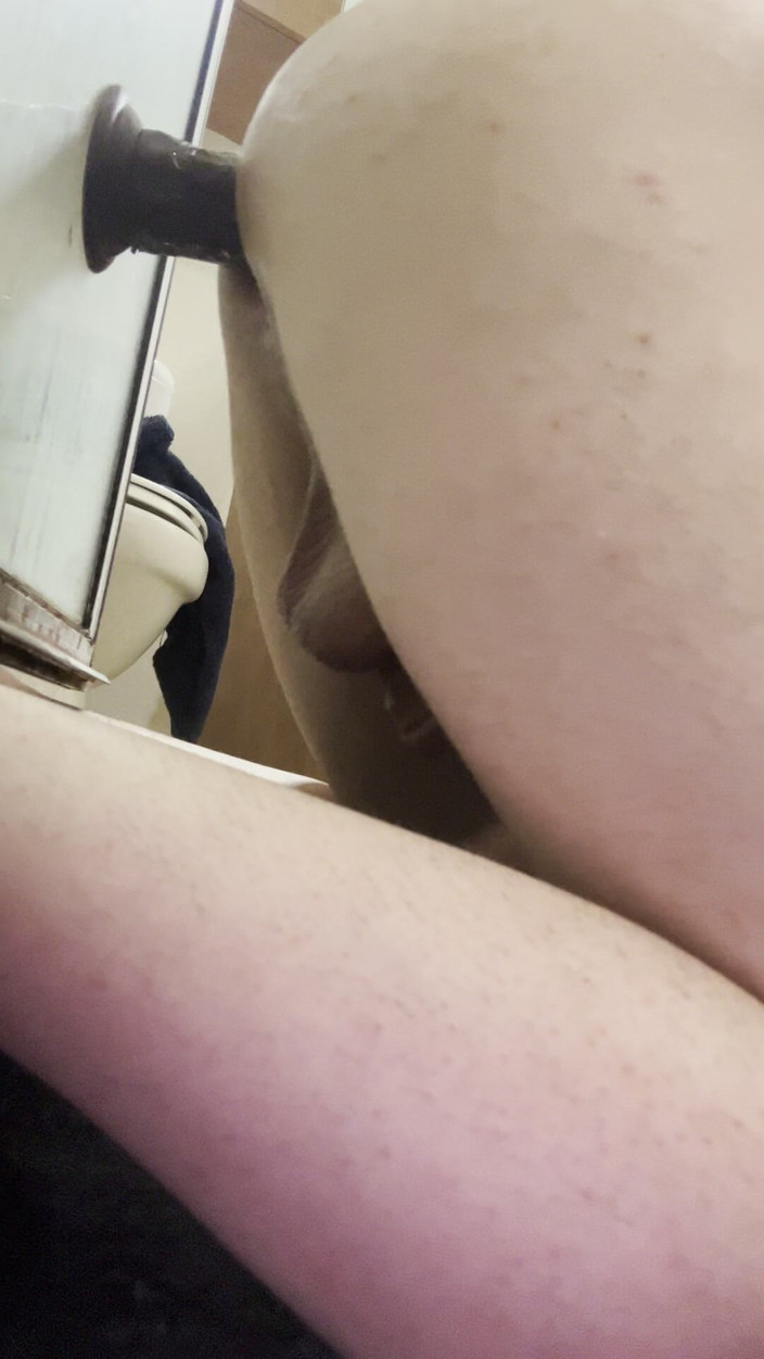 Kate Cummings: Boi bianco si piega sul pavimento usando un grosso dildo