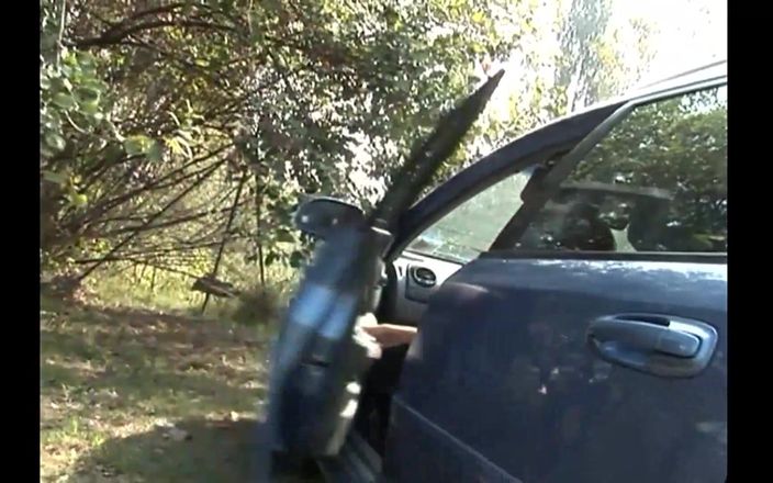 Still Slut: Masturbation excitée dans la nature pour une jeune MILF rousse...