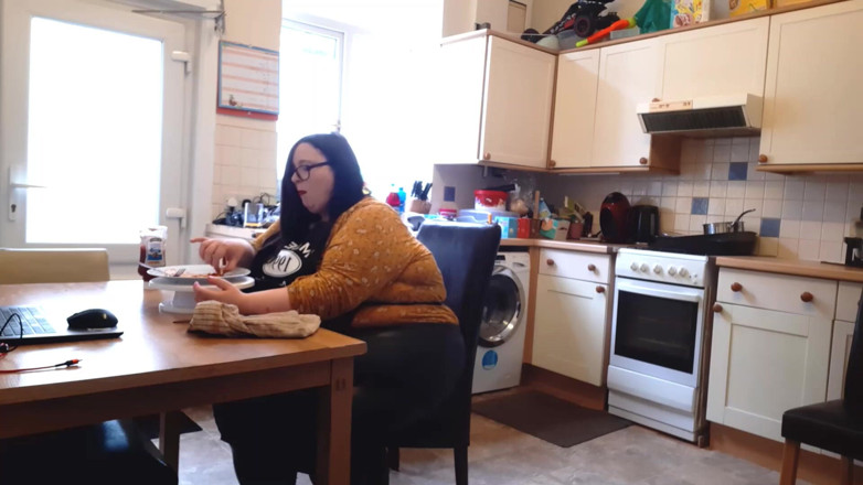 SSBBWLadyBrads: BBW SSBBW eating scene fanfiction pig in an apron