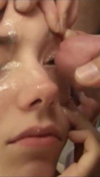 Teen troia coperta di sborra e piscio - sborrate su occhi e piscio