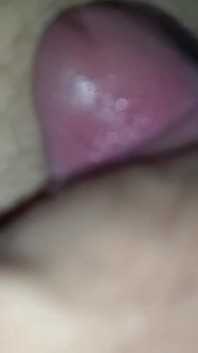 मेरे शॉर्ट्स से मेरा लंड लेना और उसकी चमड़ी और प्रीकम के साथ खेलना