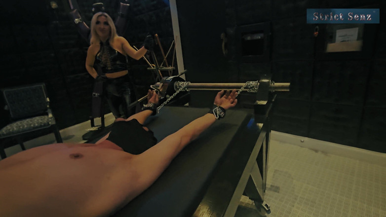 Strict Senz: Siasatan tanpa belas kasihan raksasa kejam oleh regangan keras pada...