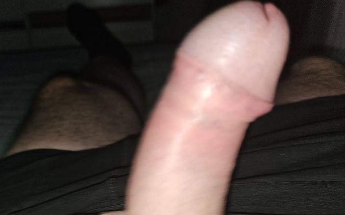 Pellefnatt: Liegt auf dem bett und spielt mit meinem schwanz, wichst...