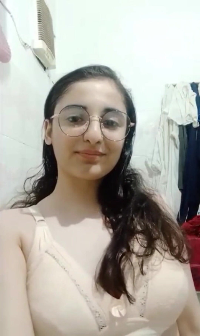 MehwishAly: Il mio czn fa un video per i miei fan 1