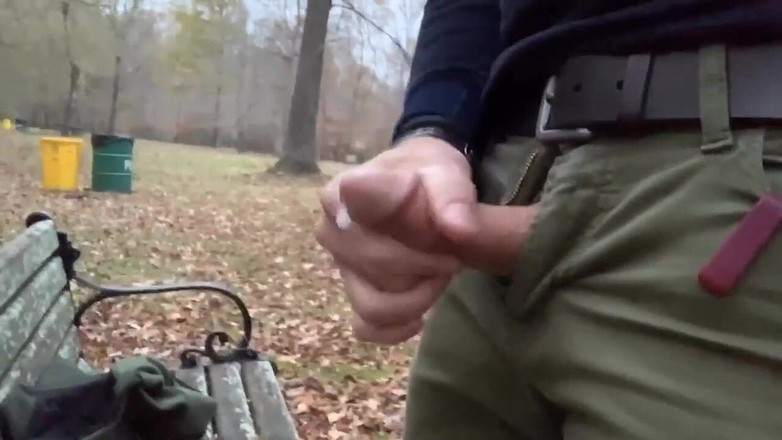 TJenner: पार्क में बाहर लंड हिलाते हुए पकड़ा गया लेकिन फिर भी समाप्त हो गया ।