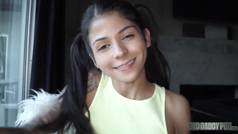 BadStepFamilyPov: Sadie Pop 1, sevimli ve minyon genç kız üvey babasının yarağını seviyor