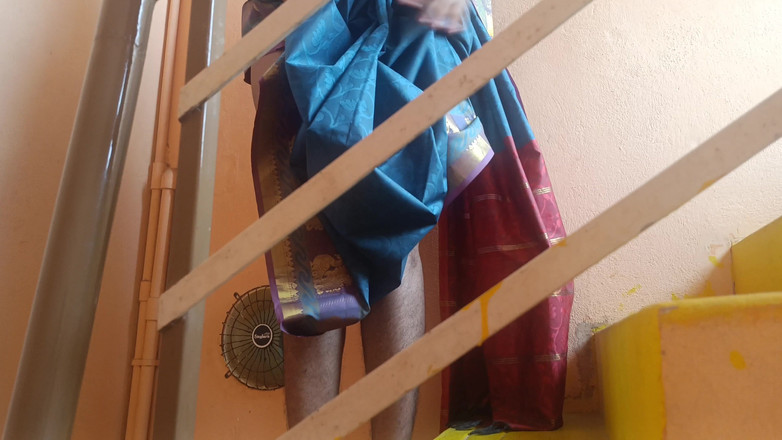 Inba: Соседская замужняя женщина показывает структуру на лестнице