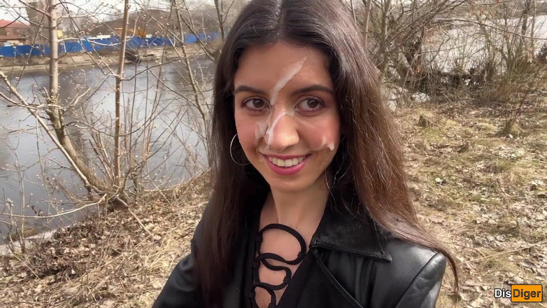 Dis Diger: 정자와 충격으로 덮인 공원을 걸을 수 있도록 소녀의 얼굴에 정액 - Cumwalk