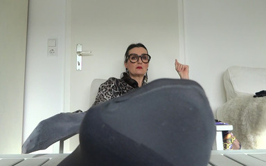 Lady Victoria Valente: Nevlastní teta v domě objeví ošukané punčochy, boty a šátky!