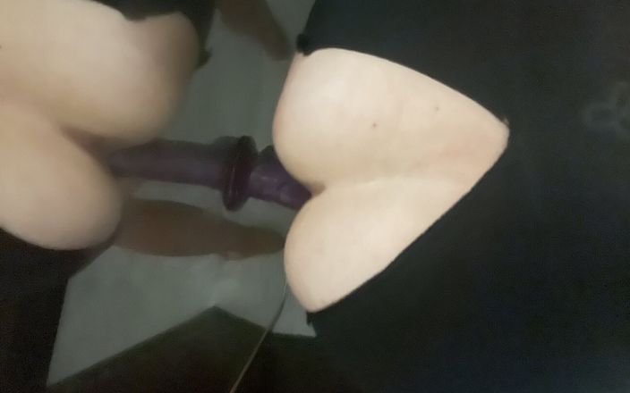 MissDragonfly77: Bôi dầu + rám nắng + hút dương vật giả + quần đùi không đáy +...