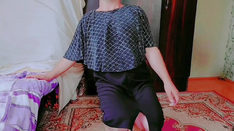 Kitty_Cross: Atemberaubender transvestiert, der wild unter glühenden neonlichter tanzt